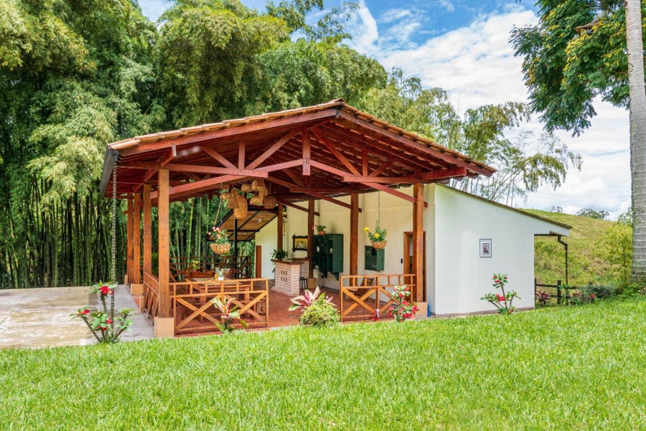 Agradable Cabana Cafetera Con Jacuzzi A 12 Min Del Centro De Pereira Eksteriør billede